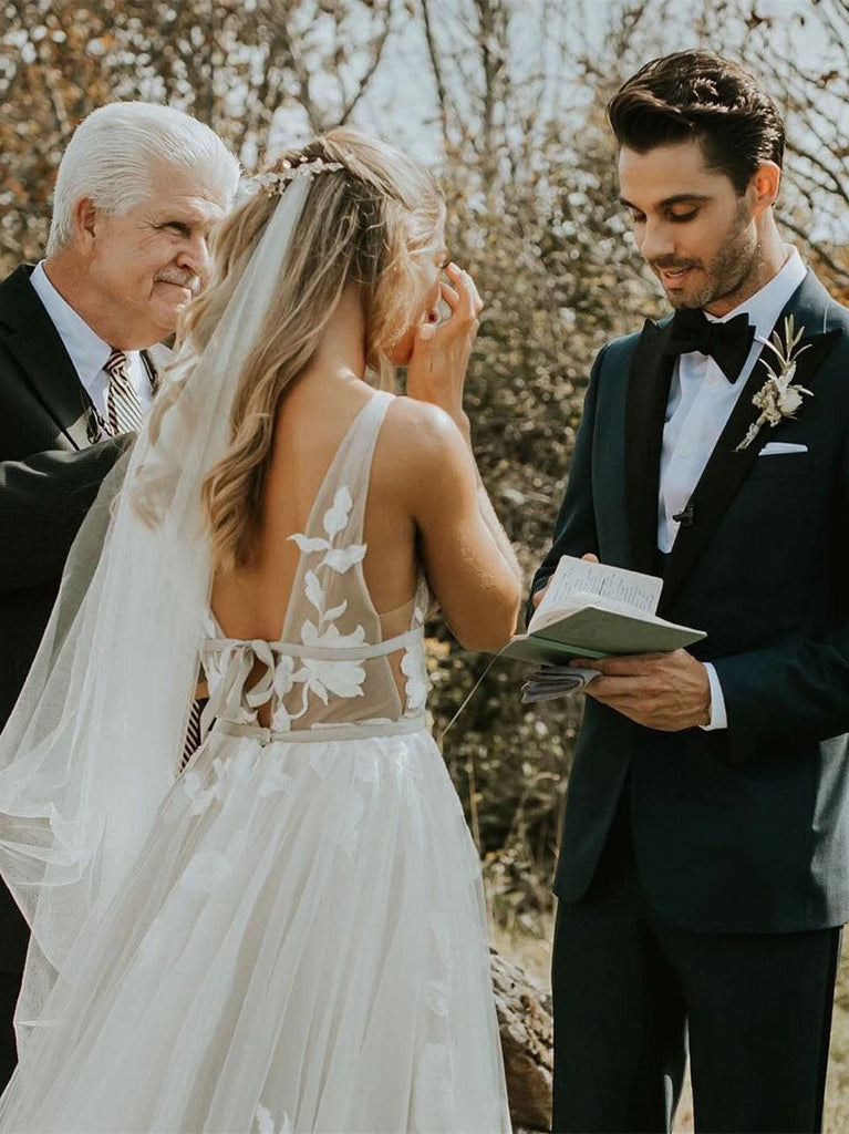 Marvelous V-neck A-line Wedding Dress Appliques Tulle Bridal Gowns OKU42